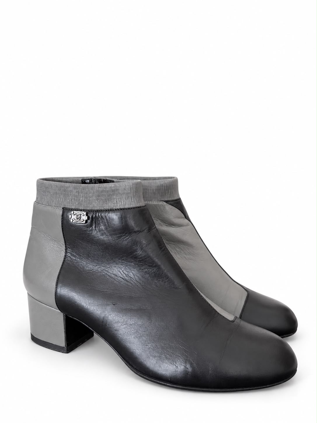 CHANEL — Bottines en cuir gris à talon bloc